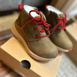 UGG Kids waterproof Boots in Brown with Red Accents